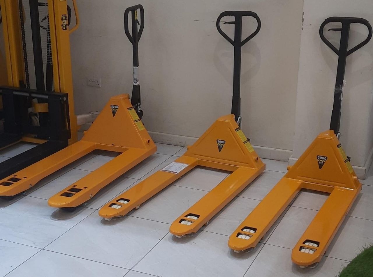 0a265603-3639-4921-813c-96da89a15c74 Hisaki Japan HPT50-685 is an ultra-heavy-duty manual pallet jack 5 ton - Image 1